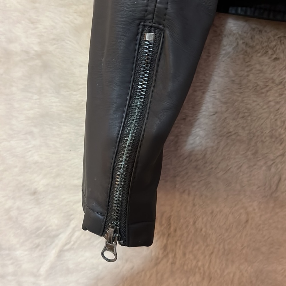 Simply styled jacket. - Picture 4 of 7